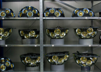 KM3NeT: bagian dari modul optik digital, yang menunjukkan pengaturan internal photomultiplier