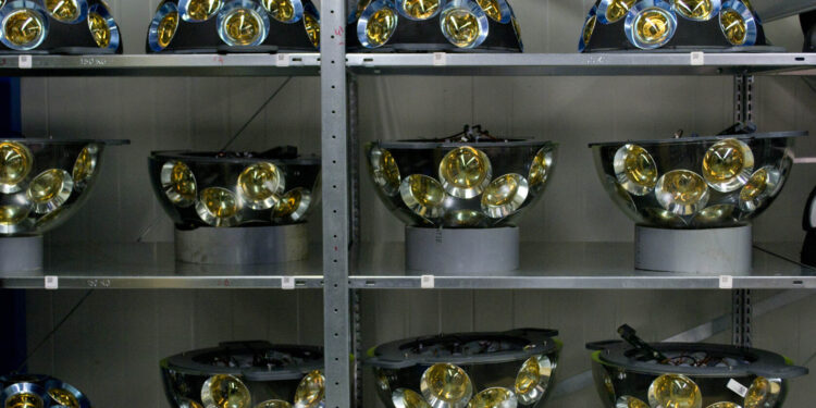 KM3NeT: bagian dari modul optik digital, yang menunjukkan pengaturan internal photomultiplier